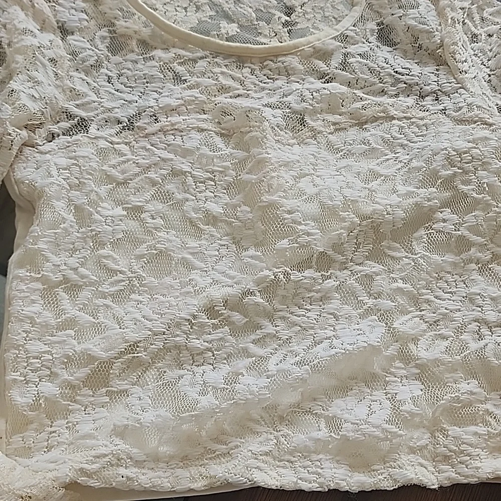Hollister XS Delicate Lace Cream Long Sleeve Crop Top